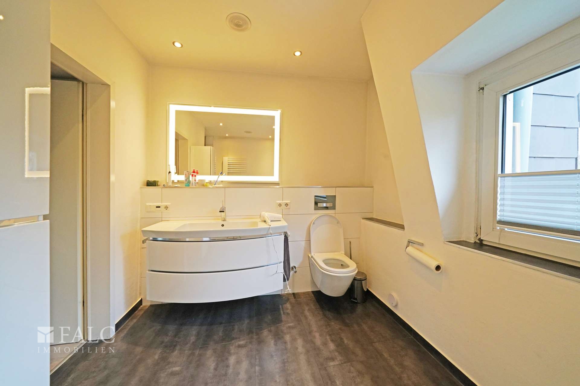 Bad 2.OG mit breitem Waschtisch